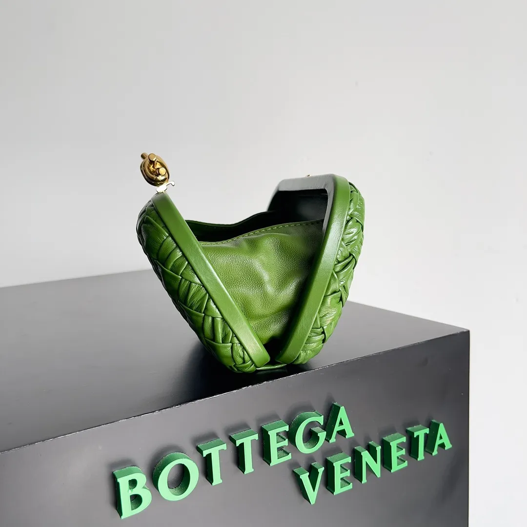 Batch 1860 BV Knot | The classic return of the evening bag. Original leather ➕ Stainless steel hardware ➕ 24k real gold plating ➕ Fully handmade. Those who know the history of our brand should have heard that the knot is a story of Bottega Veneta, and it is also one of the more important design elements. Matthieu Blazy's work this season sublimates Knot's classics, with a new knot design and a woven shoulder strap, plus Fouland Intreccio's weaving technology, adding some fashion to the retro and nostalgic feel of the past. Style number: 717622 Size: 20.5*6*12.5